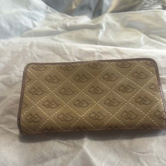 🚨REHAB 🚨Dooney and Bourke Wallet - Picture 2 of 5